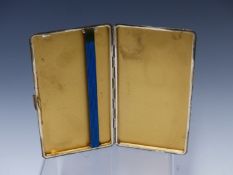 AN ENGLISH HALLMARK SILVER LARGE CIGARETTE CASE WITH GILDED INTERIOR. WEIGHT 257g