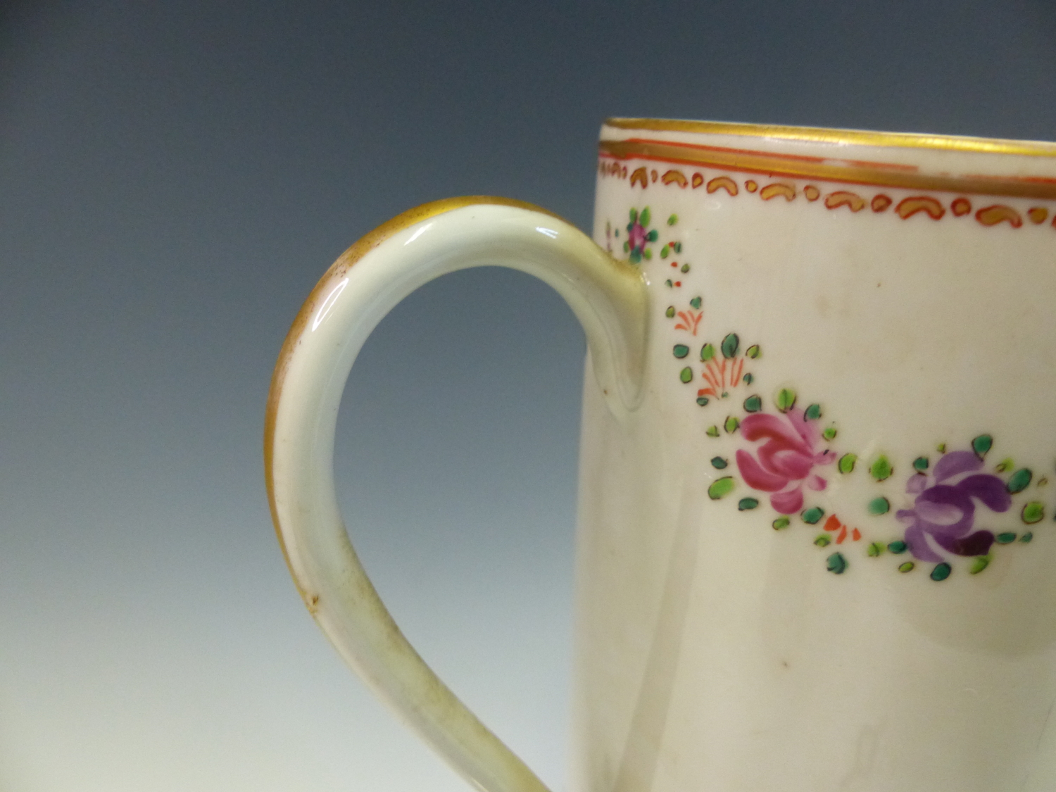 A LATE 19th C. CHINESE EXPORT SSTYLE CYLINDRICAL MUG, THE SWAGS OF FLOWERS ABOVE AND BELOW THE - Image 4 of 7