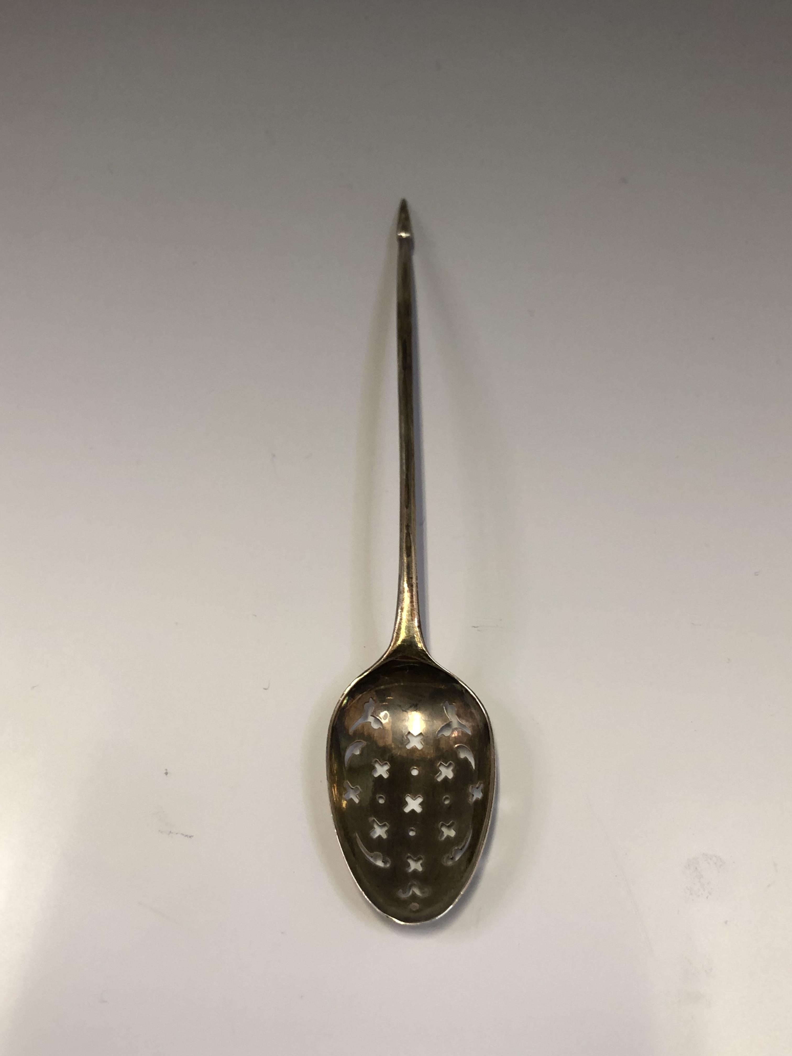 AN 18th C. SILVER MOTE SPOON, MARKS INDISTINCT WEIGHT 11g