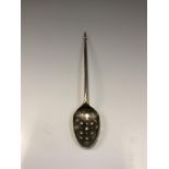 AN 18th C. SILVER MOTE SPOON, MARKS INDISTINCT WEIGHT 11g