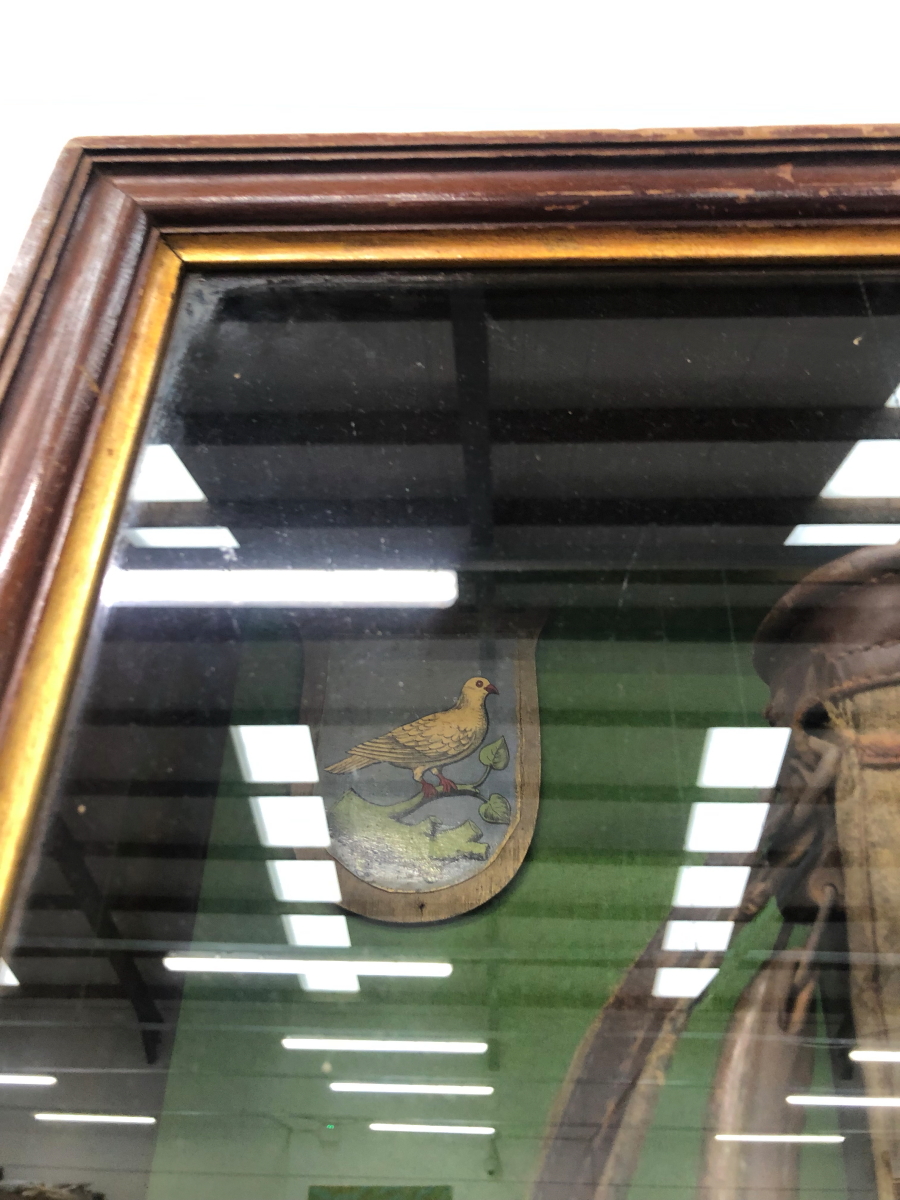 A FRAMED GOLF BAG ARRANGED WITH TWO IRON CLUBS WITHIN FOUR ARMORIAL SHIELDS, THE FRAME. 90 x 58. - Image 3 of 3
