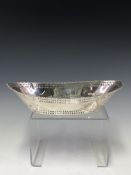 A SILVER SWEETMEAT BOWL BY HENRY MATTHEWS, BIRMINGHAM 1996, THE OVAL BEADED RIM ABOVE SIDES