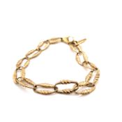 AN OVAL LINK BRACELET, UNHALLMARKED AND ASSESSED AS 9ct GOLD. LENGTH 18.5cms. WEIGHT 6.88grms.