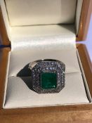 AN EMERALD AND DIAMOND ART DECO STYLE COCKTAIL RING. APPROX EMERALD WEIGHT 2.24cts, APPROX DIAMOND