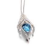 AN 18ct WHITE GOLD HALLMARKED BLUE TOPAZ AND DIAMOND PENDANT BROOCH, SUSPENDED ON N 18ct WHITE