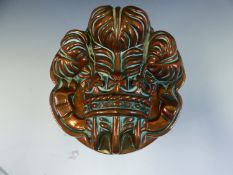 A COPPER JELLY MOULD TOPPED BY THE PRINCE OF WALES FEATHERS, THE MOUTH. Dia. 14cms.