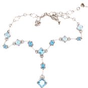 AN 18ct HALLMARKED WHITE GOLD AQUAMARINE AND DIAMOND COLLAR/NECKLACE. LENGTH 39cms THE ARTICULATED