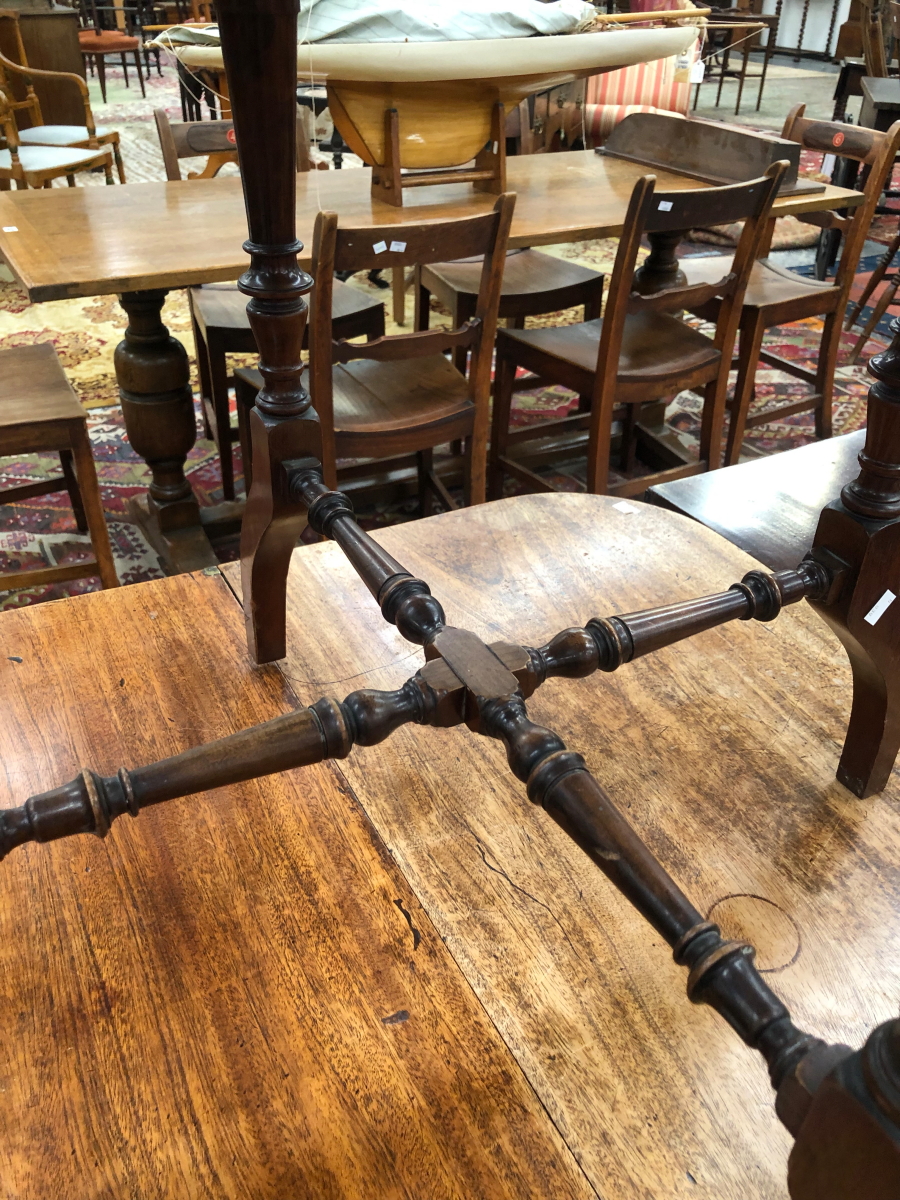 AN ARTS AND CRAFTS MAHOGANY HEXAGONAL TABLE, POSSIBLY MORRIS AND CO., THE FOUR BALUSTER LEGS - Image 2 of 3