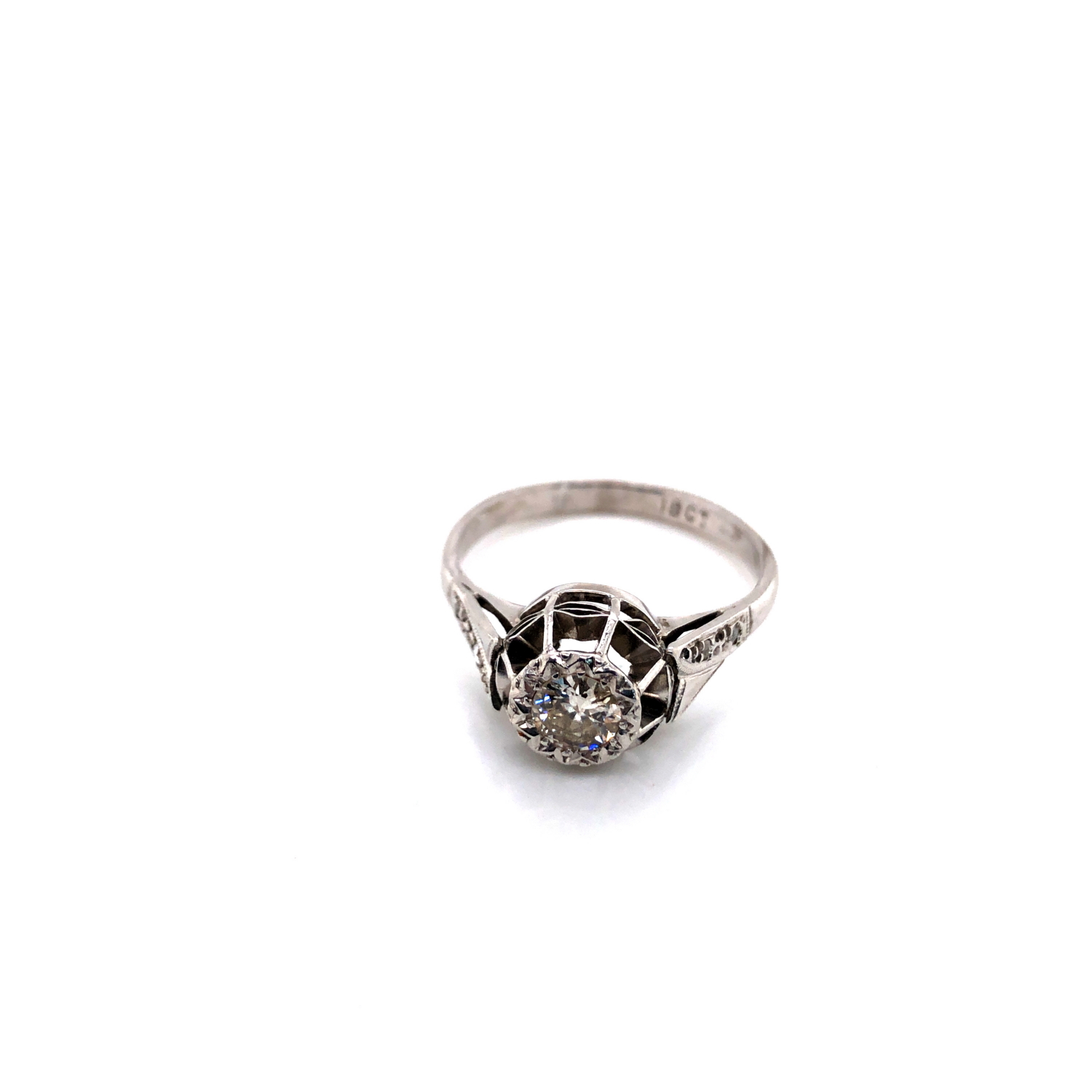 A VINTAGE DIAMOND SOLITAIRE RING COMPLETE WITH ROSE CUT DIAMOND SET SHOULDERS. THE PRINCIPLE DIAMOND