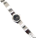 A LADIES GUCCI WATCH, REF 6700L. STAINLESS BRACELET WITH BLACK DIAL.