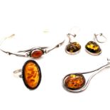 A QUANTITY OF AMBER AND OTHER STONE SET SILVER JEWELLERY CONSISTING OF A BANGLE, RING, NECKLACE, TWO