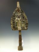 A BAKOTA CARVED WOOD RELIQUARY FIGURE, THE SPADE SHAPED HEAD MOUNTED WITH COPPER FEATURES BELOW A