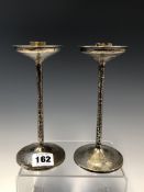 A PAIR OF SILVER CANDLESTICKS BY RICHARD WHITEHOUSE, LONDON 1981, THE NOZZLES WITHIN DISHED DRIP