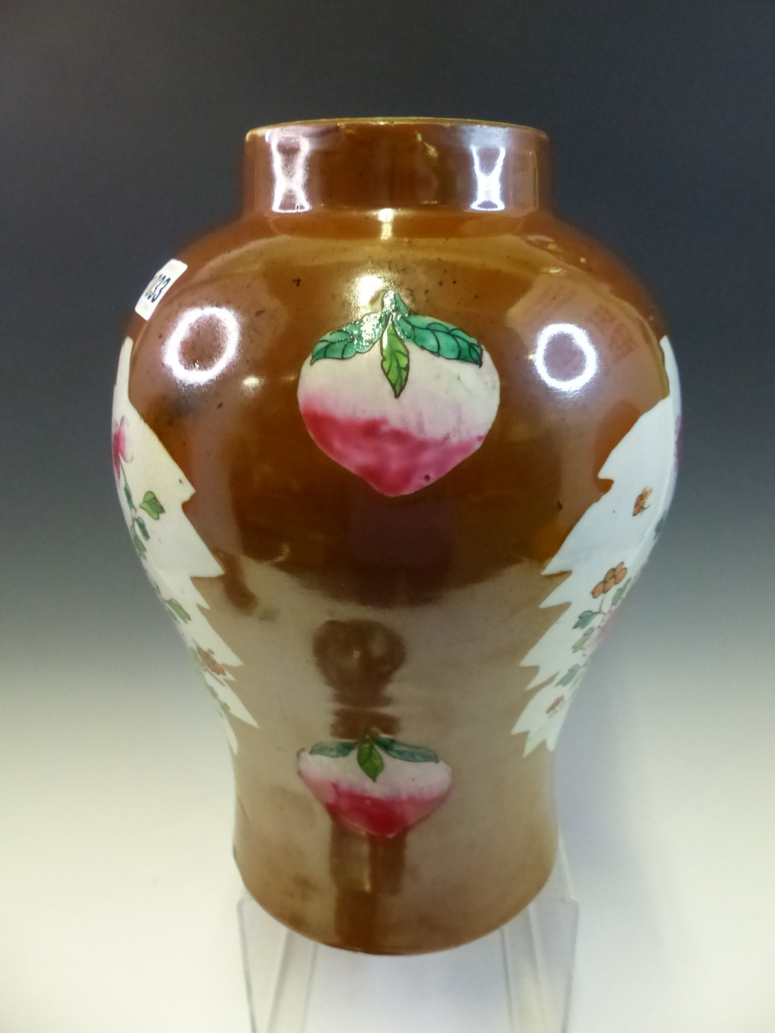 A CHINESE BALUSTER VASE AND COVER PAINTED IN FAMILLE ROSE ENAMELS WITH PEACHES AND LEAF SHAPED - Image 8 of 9
