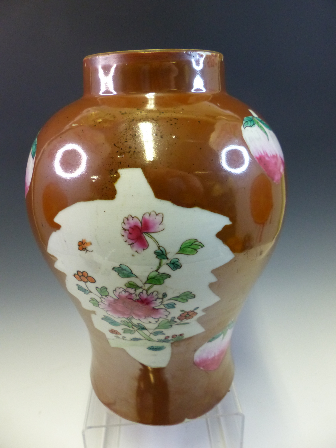 A CHINESE BALUSTER VASE AND COVER PAINTED IN FAMILLE ROSE ENAMELS WITH PEACHES AND LEAF SHAPED - Image 9 of 9