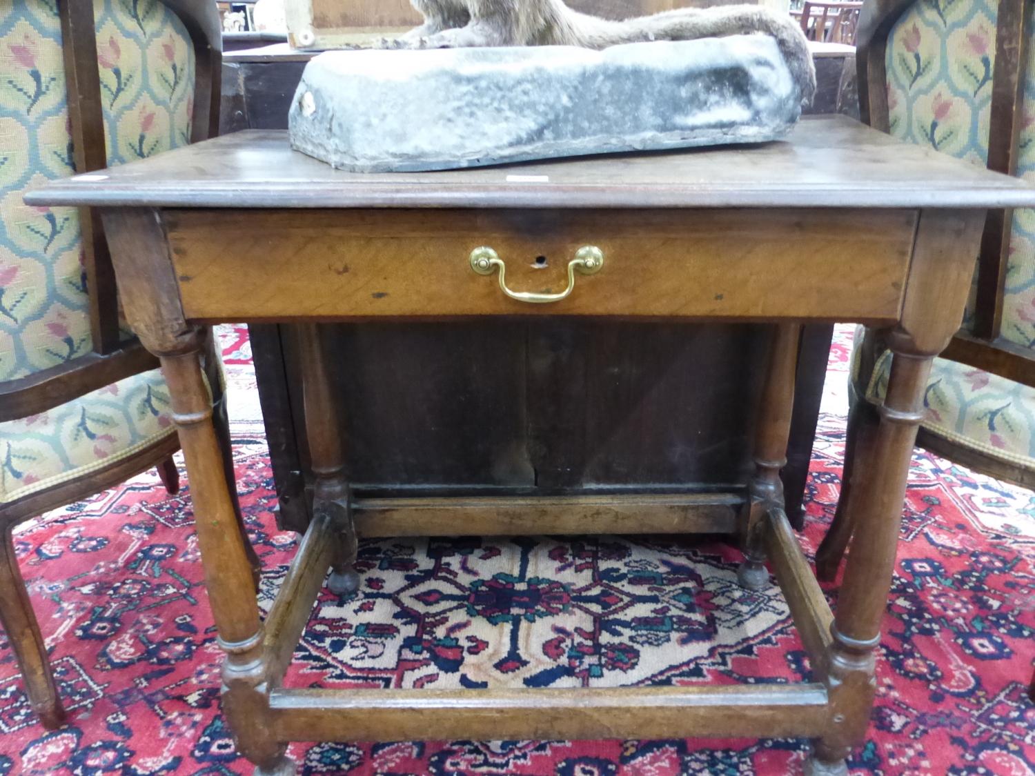 AN 18th C. OAK SIDE TABLE WITH SINGLE DRAWER ABOVE GUN BARREL LEGS JOINED BY STRETCHERS ABOVE THE - Image 4 of 4