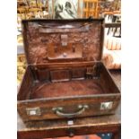 A VINTAGE LEATHER SUITCASE WITH INTERIOR POCKETS. W 65cms.