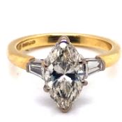 AN 18ct HALLMARKED GOLD MARQUISE DIAMOND RING WITH TAPERED BAGUETTE SHOULDERS. APPROX ESTIMATED