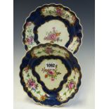 A PAIR OF FIRST PERIOD WORCESTER BLUE SCALE PLATES, EACH PAINTED WITH GOLD FRAMED RESERVES OF