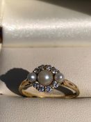 A HALLMARKED 18ct GOLD DIAMOND AND PEARL VICTORIAN STYLE RING. FINGER SIZE O. WEIGHT 3.09grms.