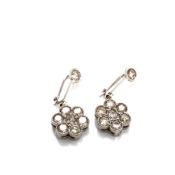 A PAIR OF DIAMOND DROP EARRINGS WITH ARTICULATED CLUSTERS AND A DIAMOND SET BAR, UN-HALLMARKED