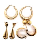 FOUR PAIRS OF HALLMARKED 9ct GOLD EARRINGS TO INCLUDE TWO PAIRS OF HOOP EARRINGS, A PAIR OF