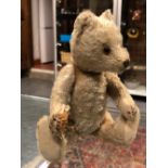 A MID 20TH CENTURY STEIFF BLONDE MOHAIR TEDDY BEAR, WITH STITCHED NOSE MOUTH AND CLAWS 20cm HIGH, T