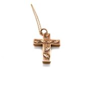 AN ANTIQUE 9ct HALLMARKED GOLD FOLIATE ENGRAVED CROSS, DATED 1901 BIRMINGHAM, SUSPENDED ON A 9ct