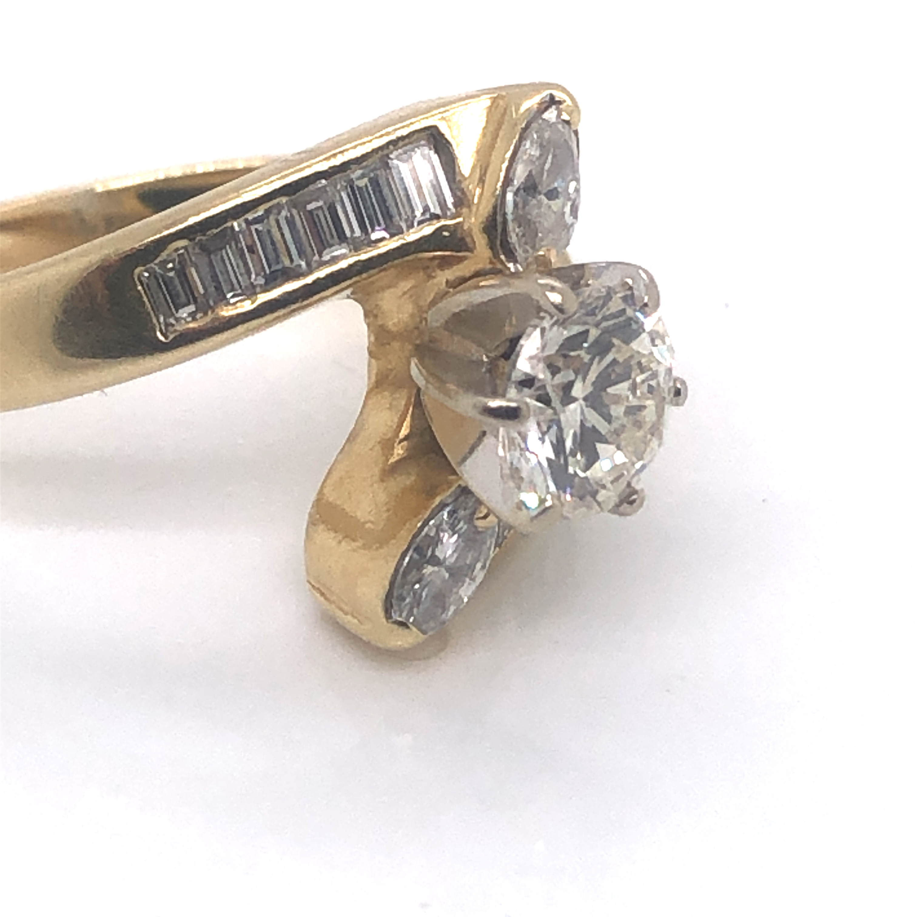 A DIAMOND BYPASS RING. THE CENTRAL ROUND BRILLIANT CUT DIAMOND IN A SIX CLAW SETTING, DIAMETER 6. - Image 2 of 2