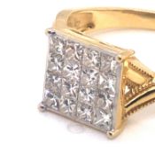 AN 18ct HALLMARKED GOLD AND DIAMOND MULTI STONE RING. FOUR ROWS OF FOUR PRINCESS CUT DIAMONDS IN A