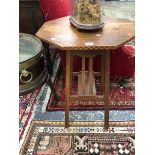 AN ARTS AND CRAFTS OAK OCTAGONAL TABLE WITH CHEQUER INLAID EDGE AND PAIR OF STRUTS TO TWO SIDES