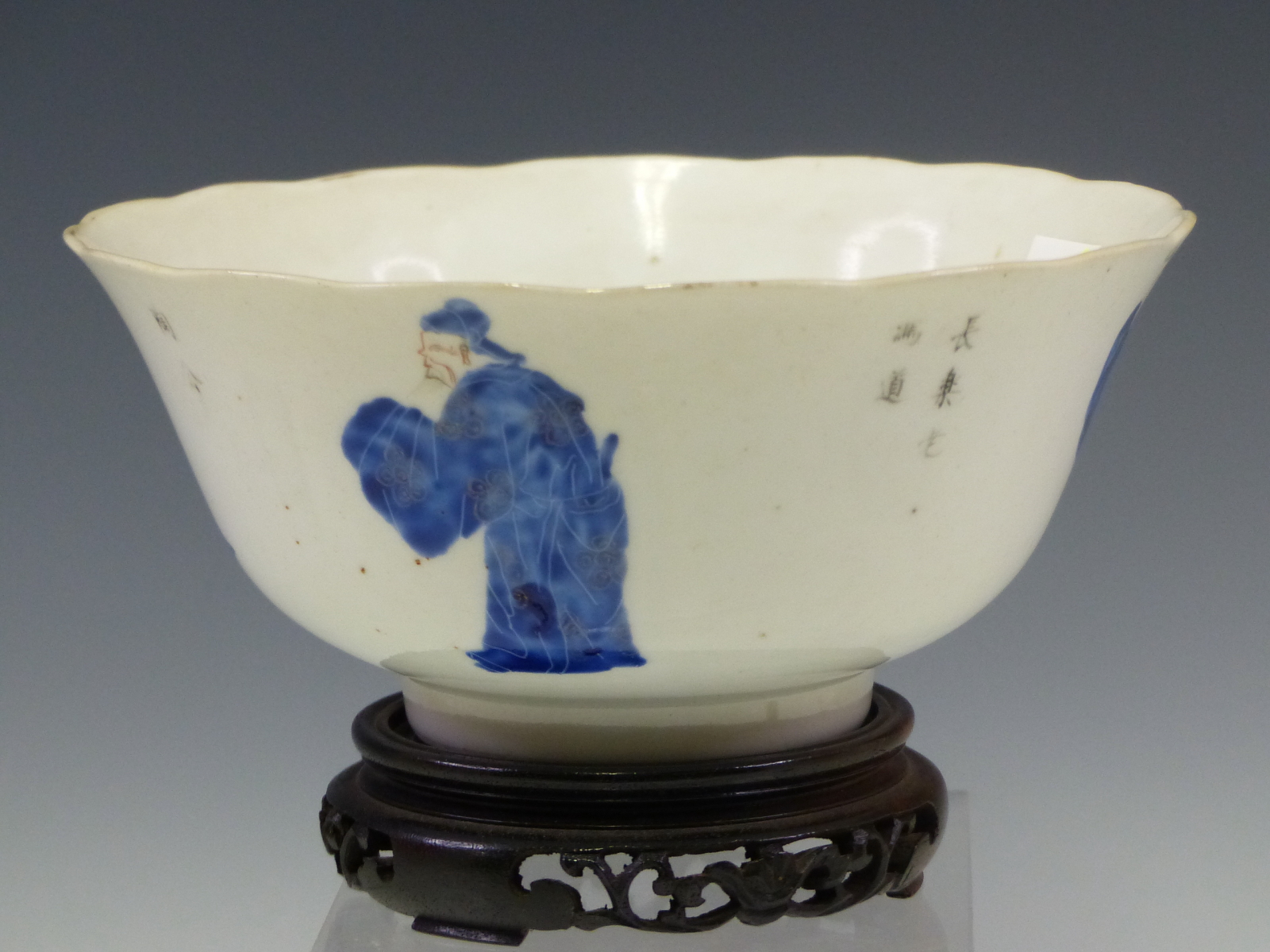 A CHINESE BOWL WITH WOOD STAND, THE EXTERIOR PAINTED IN LIBAI STYLE WITH FOUR OVER GLAZE BLUE - Image 2 of 6