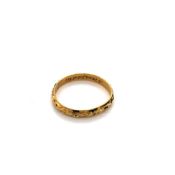 AN EARLY ANTIQUE MEMORIAL CARVED RING. THE INSIDE BAND ENGRAVED INDISTINCTLY, POSSIBLY MORI. ROUGHLY