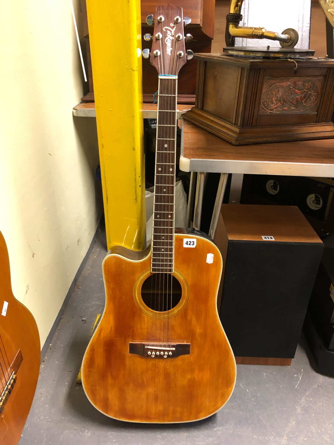 TAKAMINE LEFT-HANDLED ACOUSTIC GUITAR WITH CUTAWAY AND INTERNAL ELECTRICS, WITH ORIGINAL HARD CASE