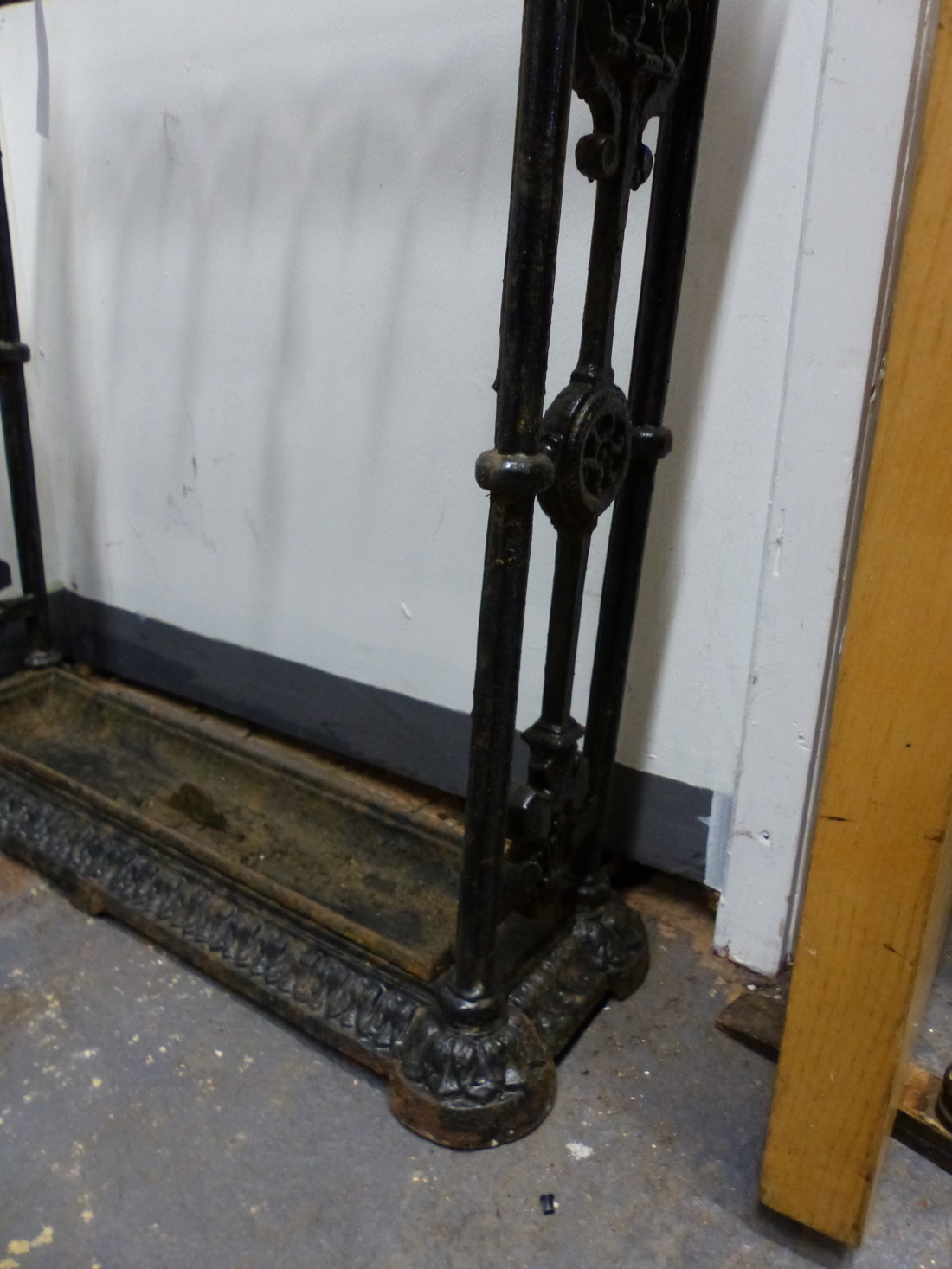 AN ANTIQUE COALBROOKDALE STYLE CAST IRON STICK STAND, THE TOP WITH SIX CIRCULAR HOLDERS, THE CENTRAL - Image 3 of 5