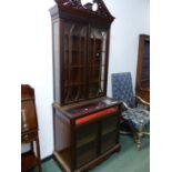 A CARVED MAHOGANY EDWARDIAN GEORGIAN STYLE DISPLAY CABINET, SHELVED UPPER SECTION ABOVE LEFT TOP