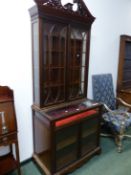 A CARVED MAHOGANY EDWARDIAN GEORGIAN STYLE DISPLAY CABINET, SHELVED UPPER SECTION ABOVE LEFT TOP