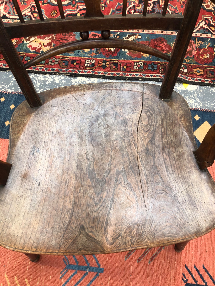 A 19th C. LINE INLAID ELBOW CHAIR THE WHEEL SPLAT FLANKED BY THREE BARS ABOVE AN OAK SADDLE SEAT - Image 3 of 6