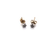 A PAIR OF 9ct YELLOW AND WHITE GOLD DIAMOND STUDS. EACH DIAMOND SET IN A SIX CLAW MOUNT. WEIGHT 1.