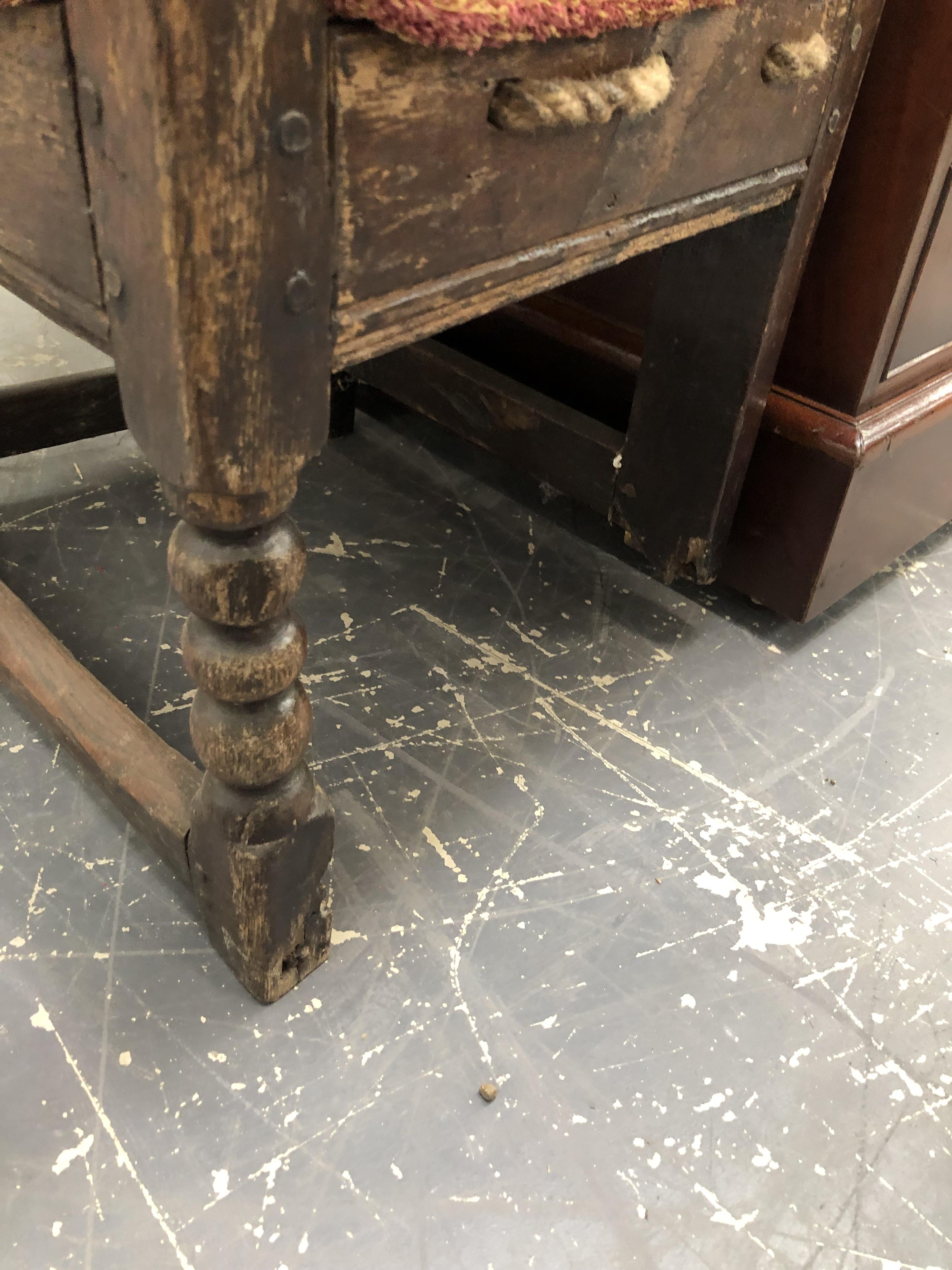 A LATE 17th C. OAK WAINSCOT CHAIR, THE BACK PANEL CARVED WITH PAIRS OF ROUNDELS AT THE POINTS OF A - Image 5 of 11