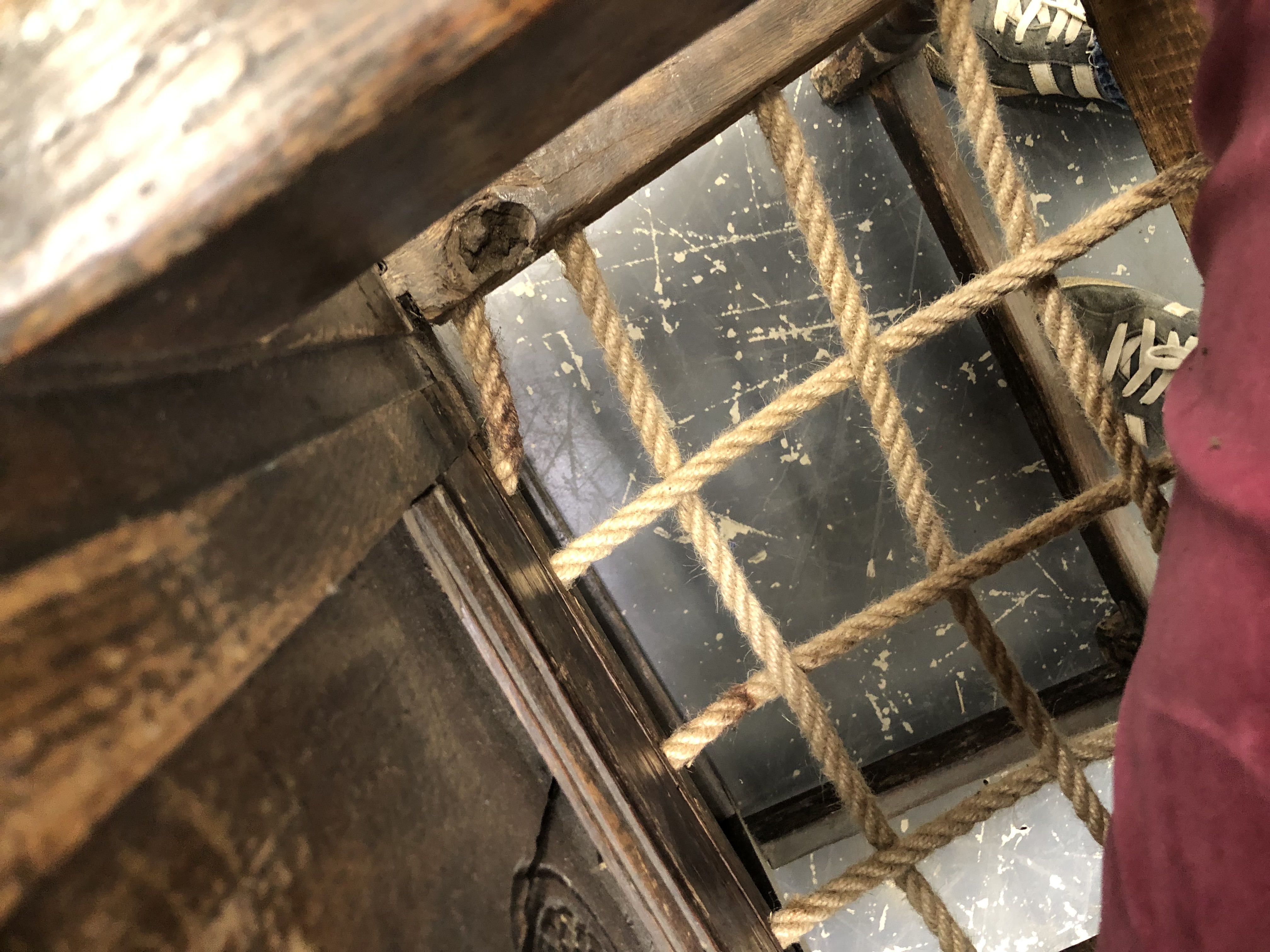 A LATE 17th C. OAK WAINSCOT CHAIR, THE BACK PANEL CARVED WITH PAIRS OF ROUNDELS AT THE POINTS OF A - Image 7 of 11