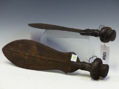 A PAIR OF LATE 19th/ EARLY 20th C. WEST AFRICAN DAGGERS WITH LEAF SHAPED BLADES, THE SHORT WOODEN