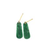 A PAIR OF CARVED GRADUATED JADE DROPS WITH 9ct PART FITTINGS. JADE MEASUREMENTS 3.5 X 1.3cms.