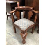 AN ANTIQUE GEORGIAN STYLE MAHOGANY CHILDS CORNER CHAIR, THE CURVED TOP RAIL SUPPORTED ON GUN