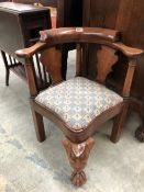 AN ANTIQUE GEORGIAN STYLE MAHOGANY CHILDS CORNER CHAIR, THE CURVED TOP RAIL SUPPORTED ON GUN