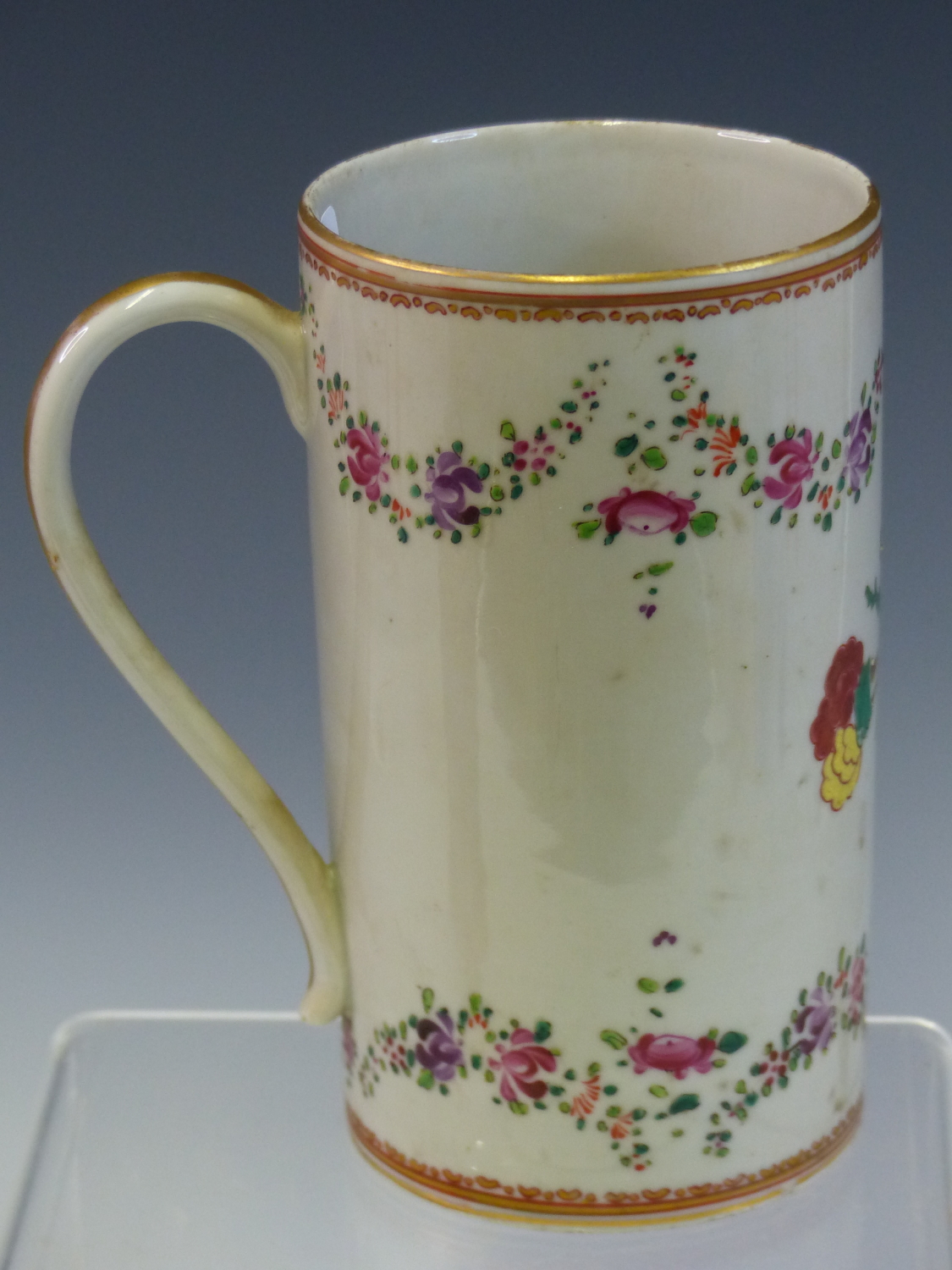 A LATE 19th C. CHINESE EXPORT SSTYLE CYLINDRICAL MUG, THE SWAGS OF FLOWERS ABOVE AND BELOW THE - Image 3 of 7