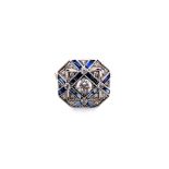 A HALLMARKED 18ct WHITE GOLD SAPPHIRE AND DIAMOND ART DECO STYLE PANEL RING, FINGER SIZE L 1/2.