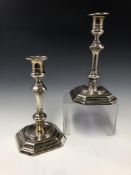 A PAIR OF SILVER CANDLESTICKS BY THOMAS BRADBURY AND SONS, SHEFFIELD 1922, THE KNOPPED COLUMNS ON