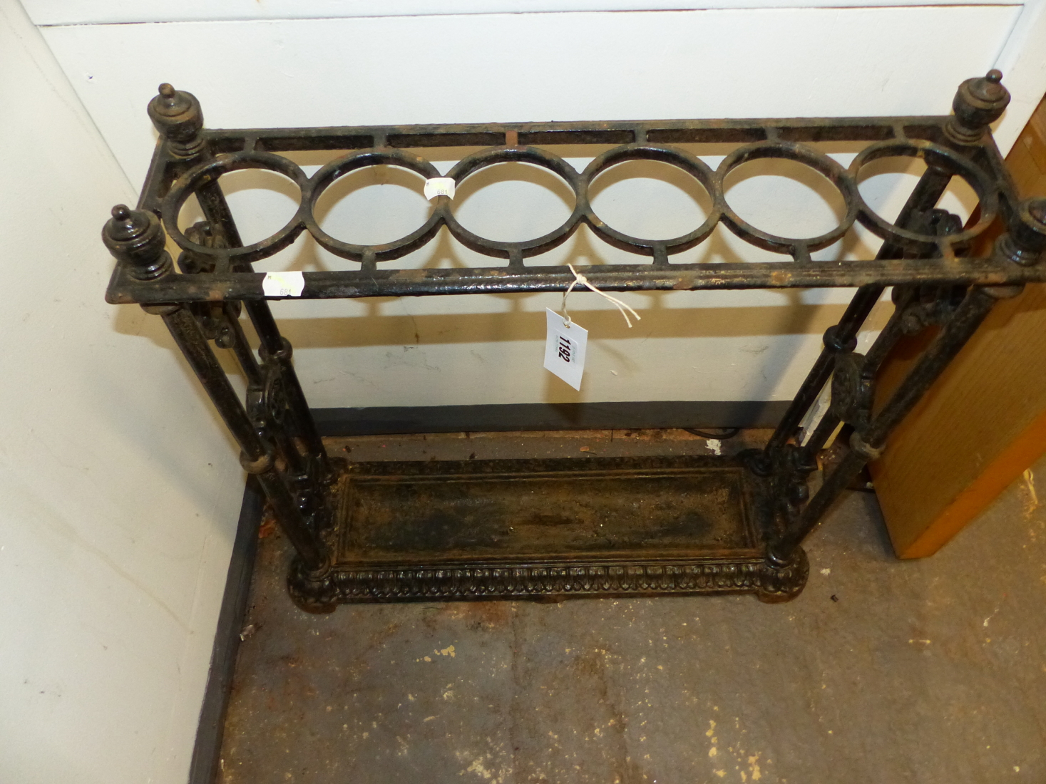 AN ANTIQUE COALBROOKDALE STYLE CAST IRON STICK STAND, THE TOP WITH SIX CIRCULAR HOLDERS, THE CENTRAL - Image 5 of 5