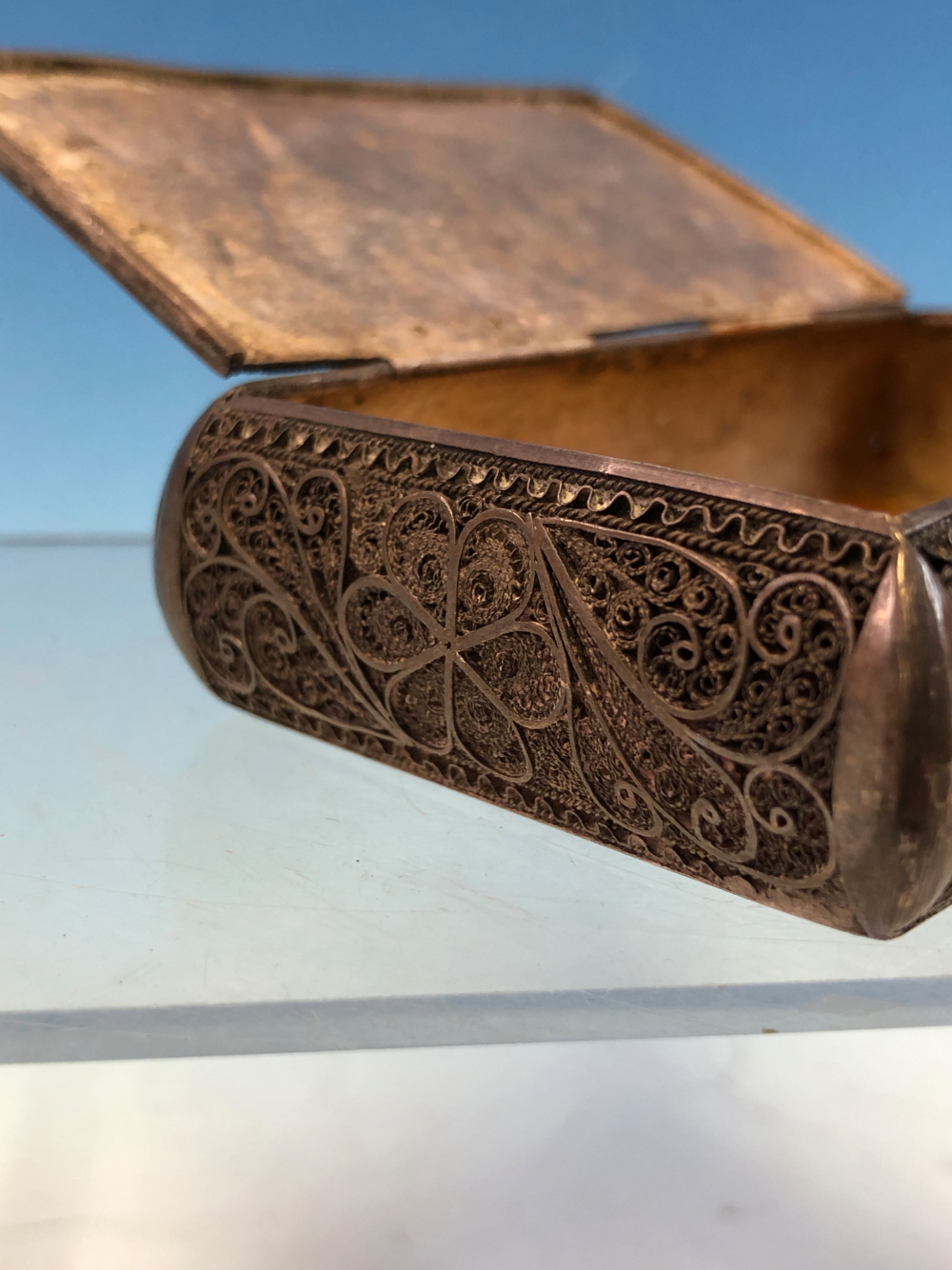 AN ANTIQUE EASTERN WHITE METAL LARGE SNUFF OR TOBACCO BOX WITH OVERLAID FILIGREE DECORATION. - Image 6 of 10